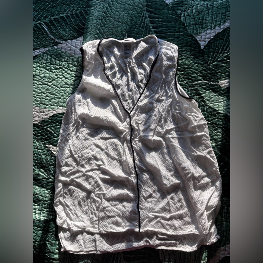 H&M Sleeveless White Textured Shell with Black Piping